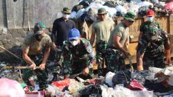 Satgas Tasik Resik Kodim 0612 Tasikmalaya Bersihkan Sampah yang Menggunung di TPS Jalan Pancasila