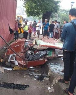 Angkot Remuk Tertabrak Truk Kontainer di Pinggir Jalan, Begini Kondisi Sopir dan Penumpang