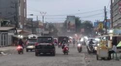 Khawatir Penyakitan, Warga Labuan Desak Pemerintah Segera Perbaiki Jalan Rusak dan Berdebu