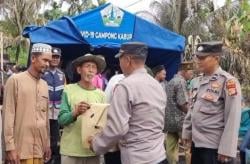 Kapolsek Kota Juang Antar Bantuan Untuk Korban Kebakaran Rumah