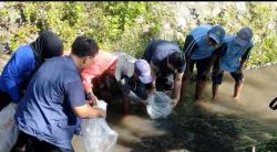 Deni Prasetya Inisiasi Gerakan Bersih Sungai dan Tebar Benih Ikan