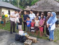 Peduli 5 Anak Yatim yang Ibunya Ditahan Polisi, Kejari Nias Selatan Berikan Bantuan