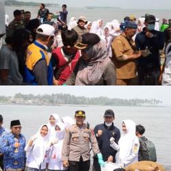 Bupati Turun Tangan Pungut Sampah, Ratusan Ton Sampah di Pantai Teluk Pandeglang Terangkut