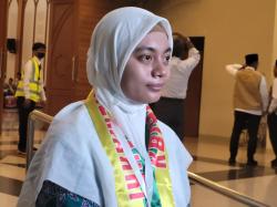 Daftar Haji Sejak SD, Devi Kusuma Jadi Haji Termuda Kloter 1 Jakarta