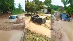 Off Roaders Ditantang Lintasi Jalan di Cengali OKI, Rusak Parah hingga Mobil Terendam Lumpur