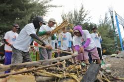 Jaga Ekosistem Sehat, Nelayan Banyuwangi Lakukan Bersih Pantai