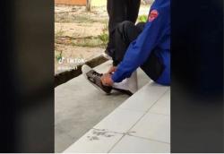 Masya Allah! Viral Siswa Satu Kelas Kompak Patungan Belikan Sepatu Baru untuk Temannya