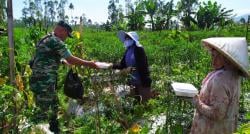 TNI Berbagi, Koramil 1115/Cisurupan Bagi-bagi Nasi Box Kepada Para Petani