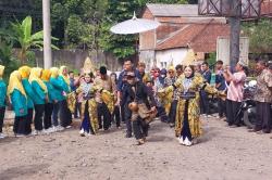 Kesenian Tradisional Uwa Lengser Sambut Tim Evaluasi Perkembangan Lomba Kelurahan Tingkat Kota Tasik