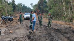 Personel TMMD Bangun Jembatan Kayu Kedua di Kecamatan Kelapa Bangka Barat