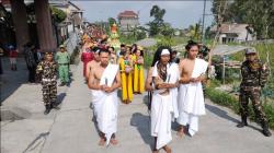 Kesenian dan  Arak - arakan Gunungan Hasil Bumi Mengawali Festival Merapi Merbabu di Klakah