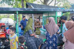 Keserderhanaan Gubernur Andi Sudirman Makan Bakso di Tepi Jalan Bersama Warga Takalar