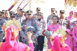 Tarian Pa'duppa dan Polisi Cilik Sambut Kedatangan Kapolres Gowa di Polsek Parangloe