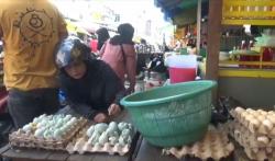 Harga Telur Meroket, Warga Beralih Beli Telur Pecah