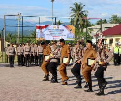 Kapolres Pidie Jaya Berikan Tropi dan Penghargaan kepada Pemenang Lomba Pos Kamling Terbaik