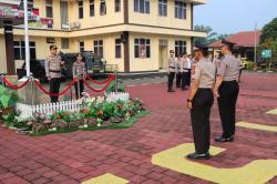 Kapolres Lebak Pimpin Upacara Kenaikan Pangkat Pengabdian dan Berikan Penghargaan