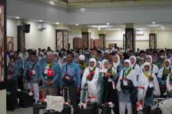 Resmi Melepas Calon Jemaah Haji Kloter 8, Ini Pesan Kakanwil Kemenag Papua