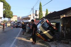 Truk Terguling Menimpa Bangunan Bengkel