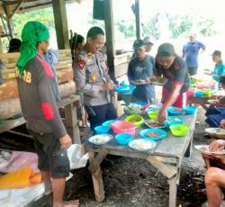 Naik Perahu, Kapolsek Kalumpang Ikut Panen Padi Bareng Warga