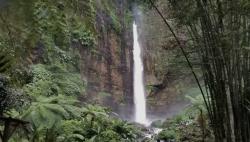 Air Terjun Kapas Biru di Lumajang Berselimut Kabut, Surganya Keindahan Alam