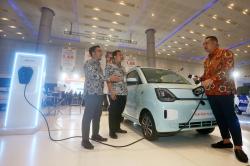 Mobil Listrik Seres E1 Mejeng di IIMS Surabaya 2023