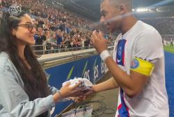 Kylian Mbappe Lakukan Sikap Terpuji kepada Fans yang Terkena Bola Tendangannya