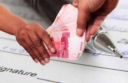 Viral! Oknum Polisi Bhabinkamtibmas Diduga Pungli Emak-Emak Saat Halalbihalal