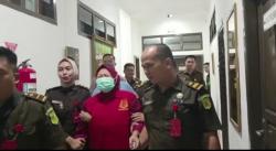 Tangisan Histeris Ibu Kades di OKI Jadi Tersangka Korupsi, Minta Tak Digiring ke Mobil Tahanan