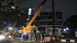 Pemkot Bandung Bongkar Tiga Reklame Ilegal di Jalan Cihampelas dan Buahbatu