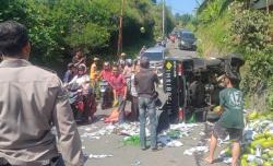 Mobil Pikap Bawa Sayuran Over Load Terguling di Jalan Alternatif Puncak Megamendung