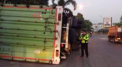 Truk Sarat Muatan Terguling dan Tabrak Warung di Kedawung Cirebon