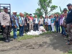 Ade Jona Prasetyo Bersama  IPK Bedah Rumah Korban Angin Puting Beliung di Mabar Hilir