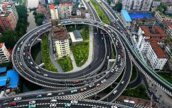 Unik! Gedung Apartemen Terkenal Ini Berlokasi di Tengah Jalan Layang