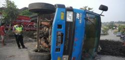 Tak Kuat Nanjak, Truk Mitsubishi Fuso Bermuatan Batu Bara Terguling di Ciwandan