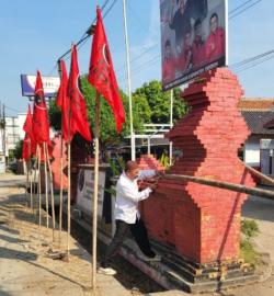 Mantan Wakil Bupati Segel Kantor DPC PDI Perjuangan Kabupaten Cirebon, Ini Alasannya