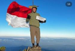 Melihat Momen Menteri Nadiem Mendaki Gunung Tambora