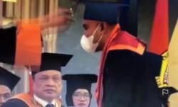 Bikin Sedih, Mahasiswa Ini Tetap Wisuda Disaat Ayahnya Meninggal Dunia