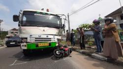 Diduga Rem Blong, Truk Fuso Bermuatan Plat Baja Milik PT Timah Tabrak 3 Kendaraan di Lampu Merah