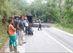 Mobil Truck Pengangkut Aspal PT Lembah Alas Terguling di Pinang Rugup