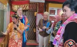 Delegasi MNEK 2023, Veronica Bersama Istri Para KSAL Kunjungi Museum Balla Lompoa