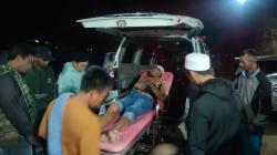 Tak Kuat Nanjak Truk Muatan Mundur Tabrak Pengendara Sepeda Motor