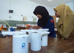 Keren !! Siswi SMKN 03 Bondowoso Ciptakan Dispenser Otomatis