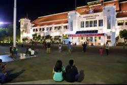 Intip Indahnya Taman Surya Malam Hari, Dilengkapi Burung hingga Kolam Ikan