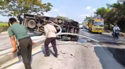 Mobil Angkut Uang Isi ATM Terguling di Jalur Pantura Lamongan, Tabrak Separator dan Penerang Jalan