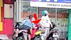 Aksi Pencurian Hp di Depan Apotek di Tasikmalaya Terekam CCTV, Pelaku Diduga Pasangan Suami Istri