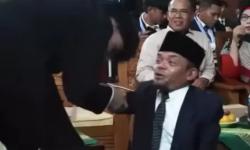 Ucok Baba Beri Sambutan saat Hadiri Wisuda Anak, Momen Mengharukan