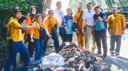 Gandeng Forkopimka dan Komunitas, Paiton Energy-POMI, Bersihkan Sampah di Pantai Banyuglugur