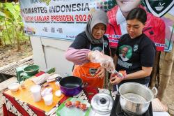 Komunitas Warung Tegal Latih Warga Nganjuk Produksi Kue dan Masakan