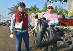 Bersih-bersih Sampah di Pantai Indramayu, Pertamina Group Balongan Kumpulkan 1 Ton lebih