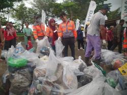 Kerja Bakti Bersihkan Pantai Teluk Penyu, 850 Kg Sampah Terkumpul